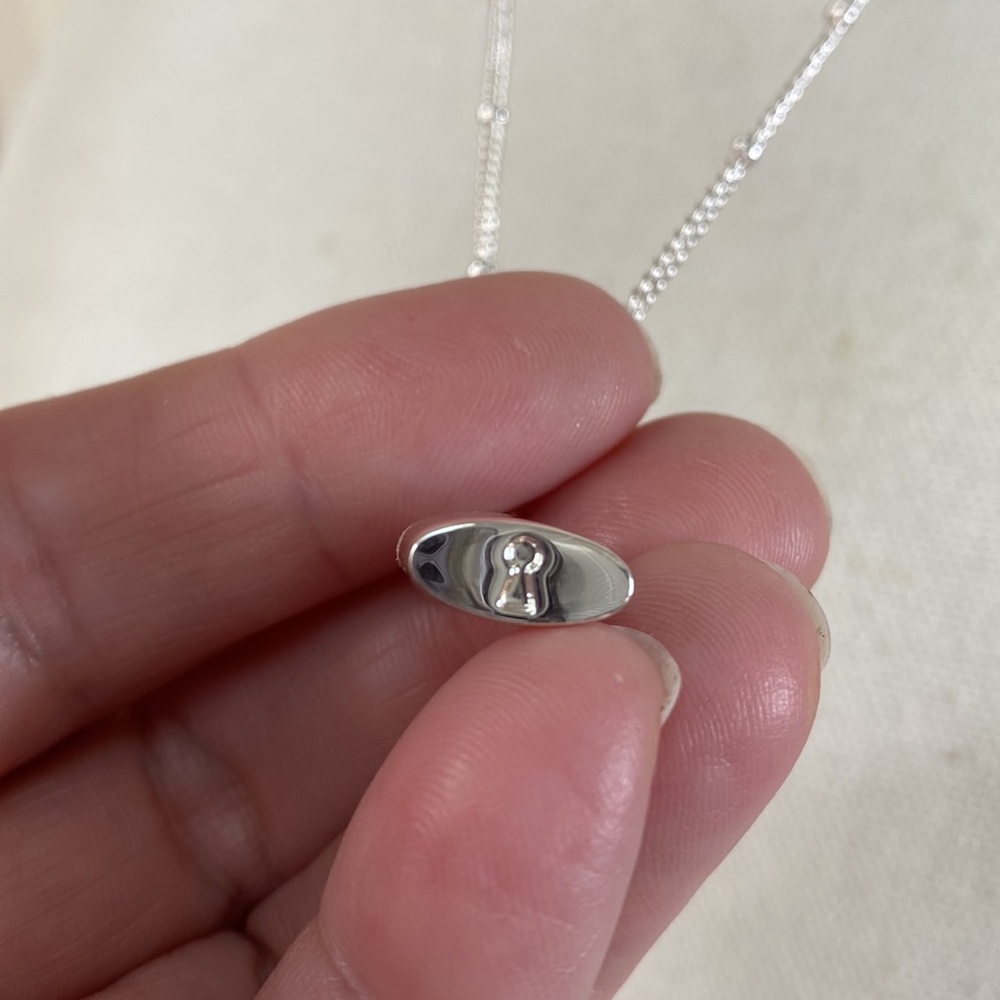 Long Silvertone padlock necklace - Picture 5 of 9